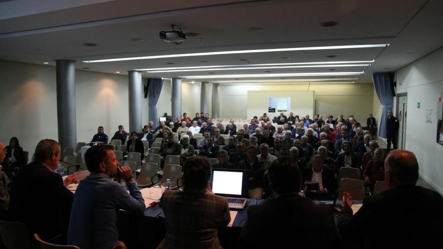 La Asamblea celebrada ayer, a la que acudió por primera vez Fulgencio Gil, alcalde de Lorca.