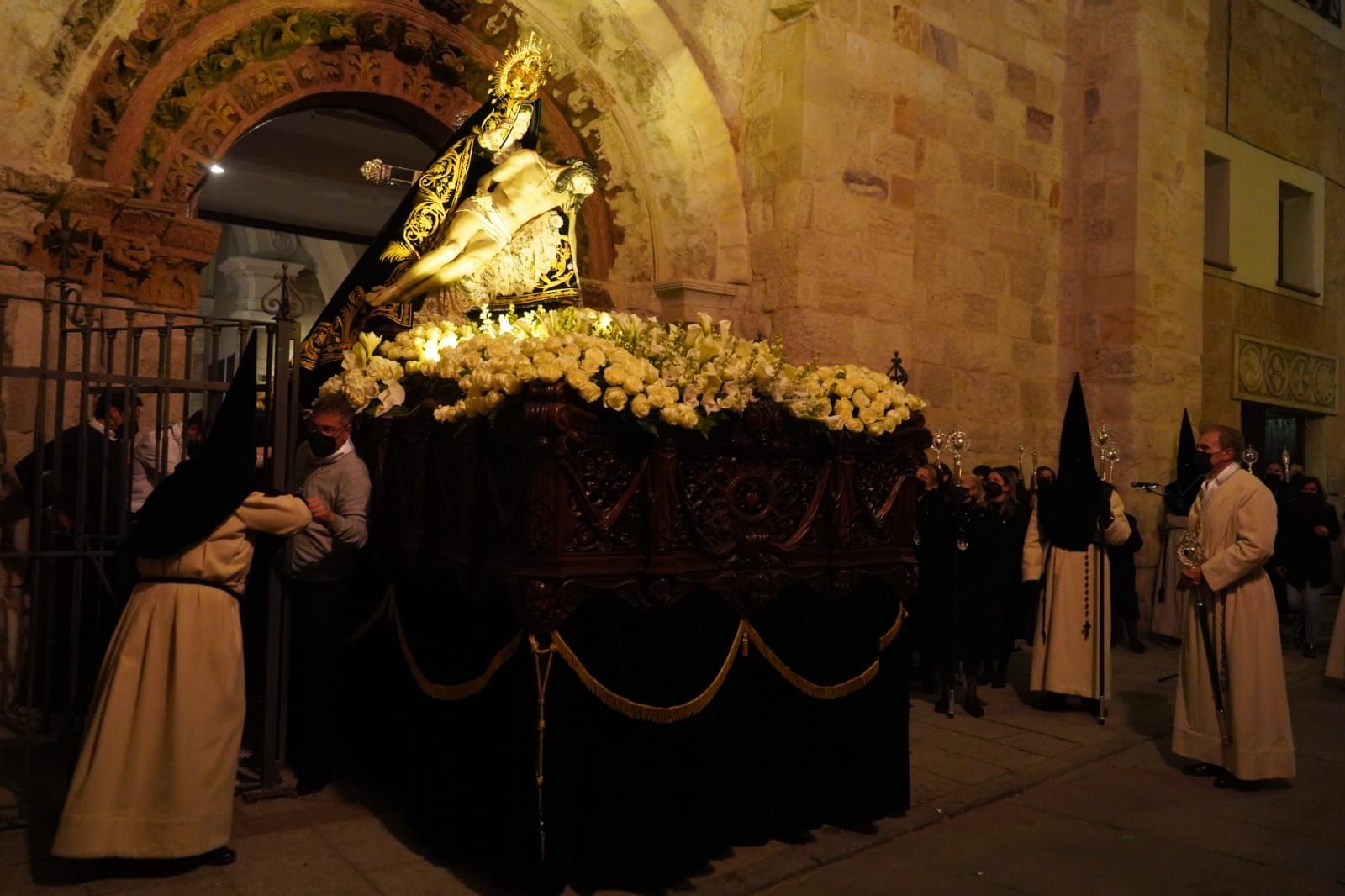 GALERÍA | La procesión de Nuestra Madre de las Angustias, en imágenes