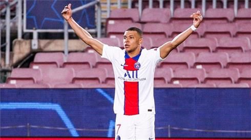 Kylian Mbappé celebra uno de los tres tantos en el Camp Nou