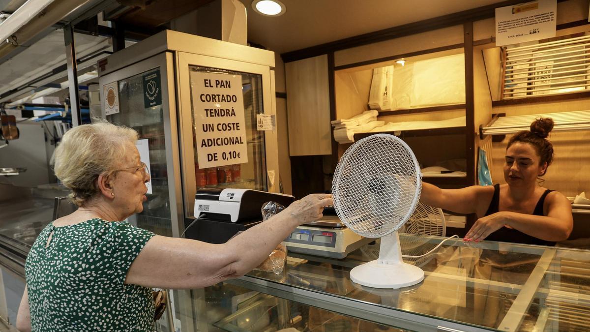 Una clienta acude al Mercado de Benalúa este miércoles, con temperaturas de más de 37 grados en el interior del edificio.