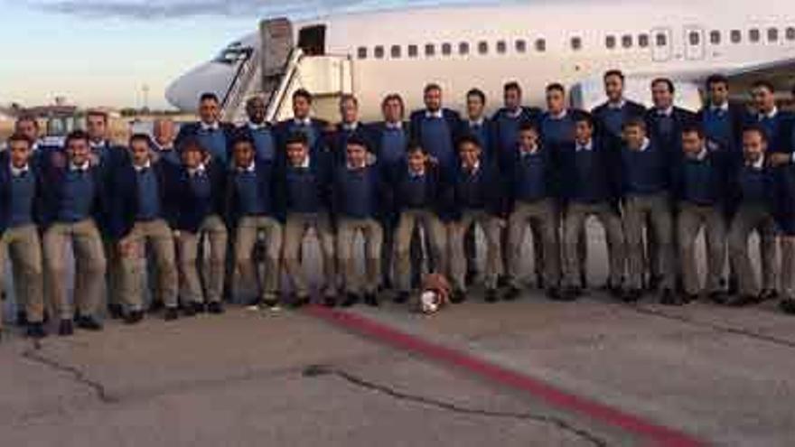 La expedición, uniformada, antes de coger el avión, ayer.