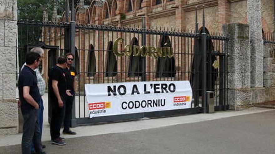 Una pancarta mostra a l&#039;entrada de Codorniu el rebuig dels treballadors a l&#039;ERO