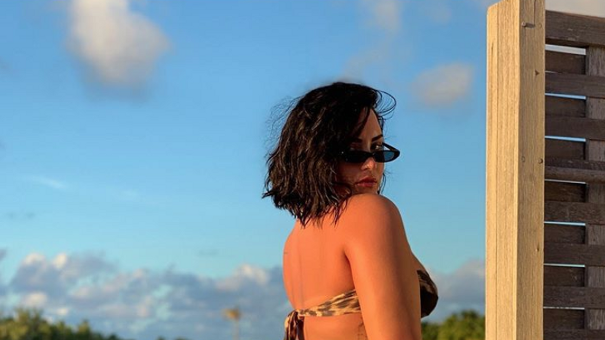 Demi Lovato con bikini y mostrando su celulitis