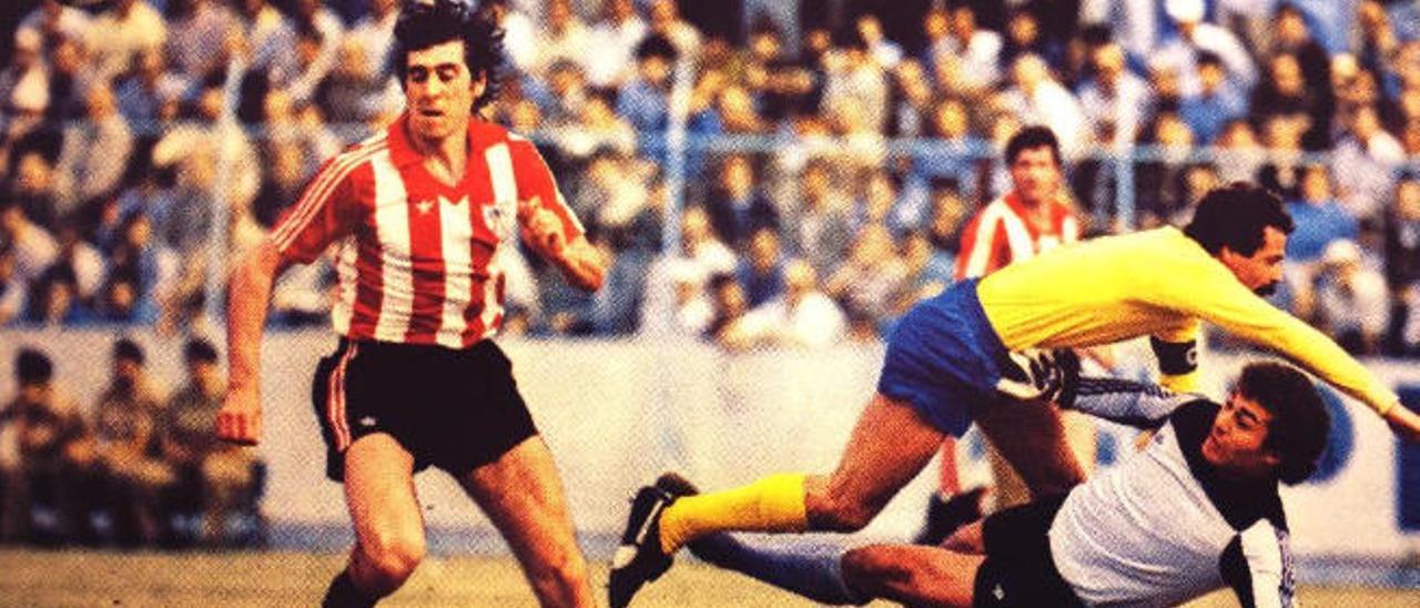 Manu Sarabia aprovecha el tropiezo de Roque con Manolo -d- para marcar en el Insular el 1 de mayo de 1983.