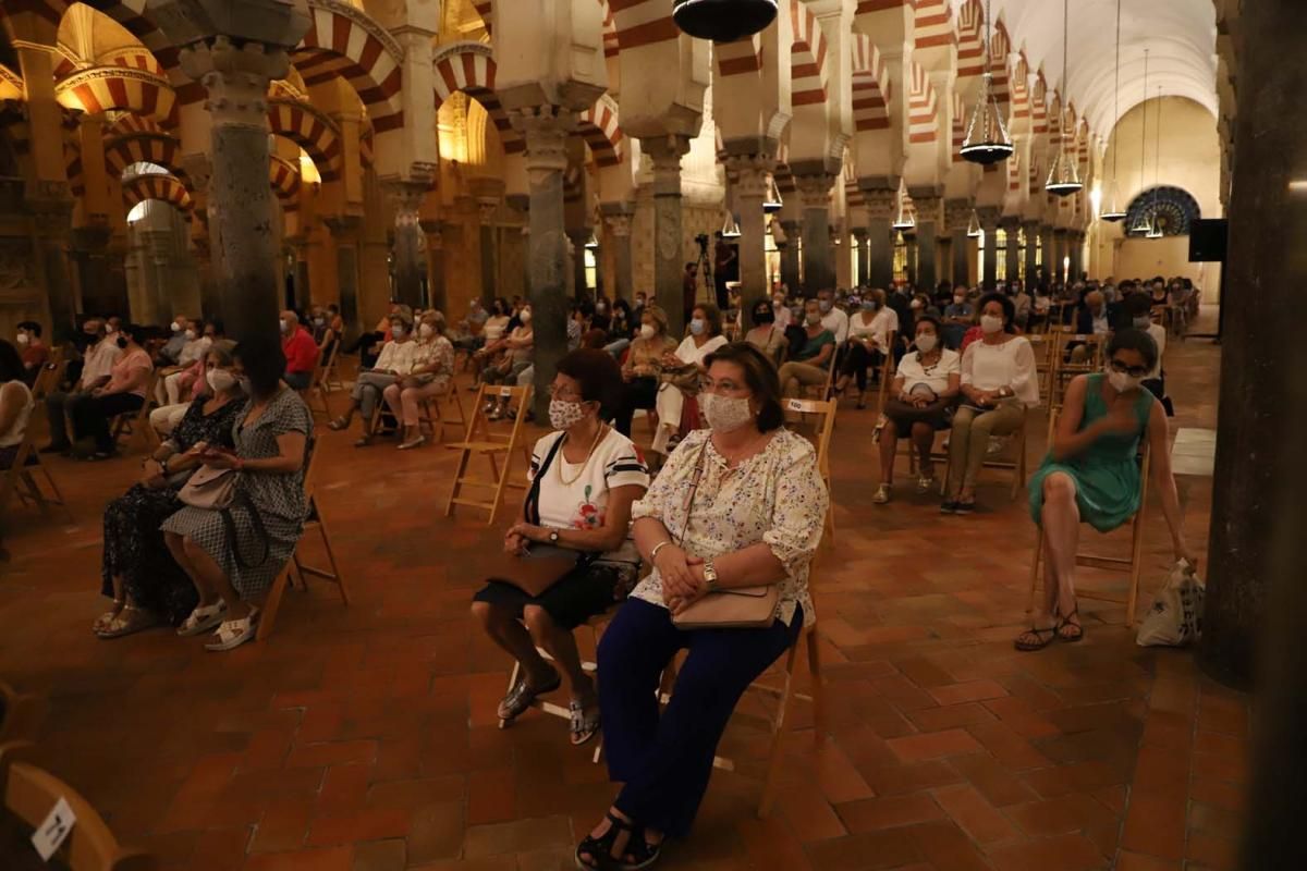 Pasión Vega eleva su voz, en la Mezquita-Catedral, por las víctimas del Covid