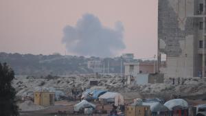 Archivo - Columna de humo tras un ataque supuestamente ejecutado por Rusia en la provincia de Idlib, en el noroeste de Siria (archivo)
