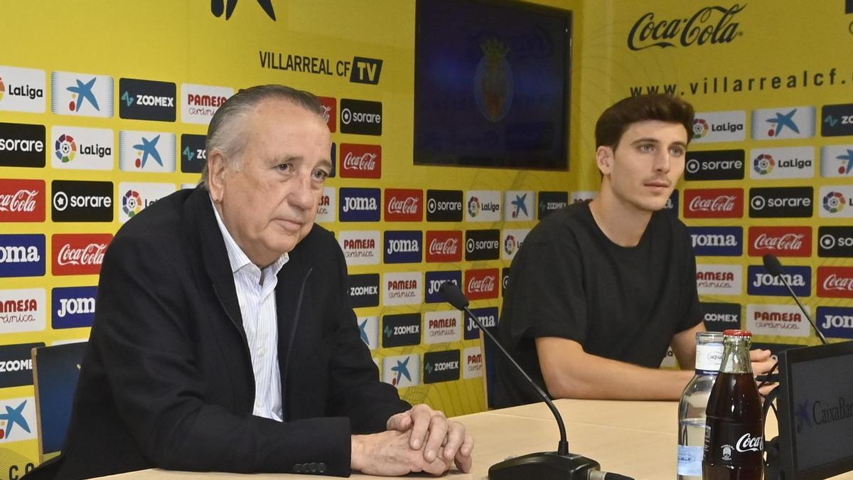 Fernando Roig junto a Pau Torres, en rueda de prensa en el Villarreal.