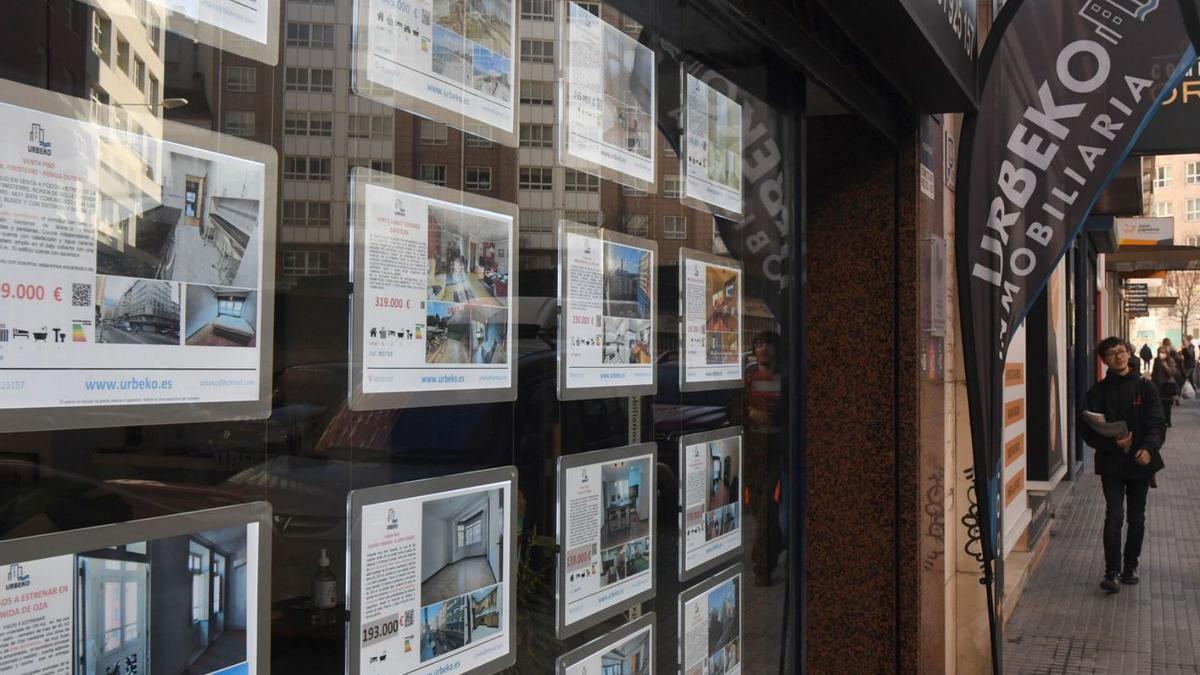 Escaparate de una inmobiliaria en A Coruña.