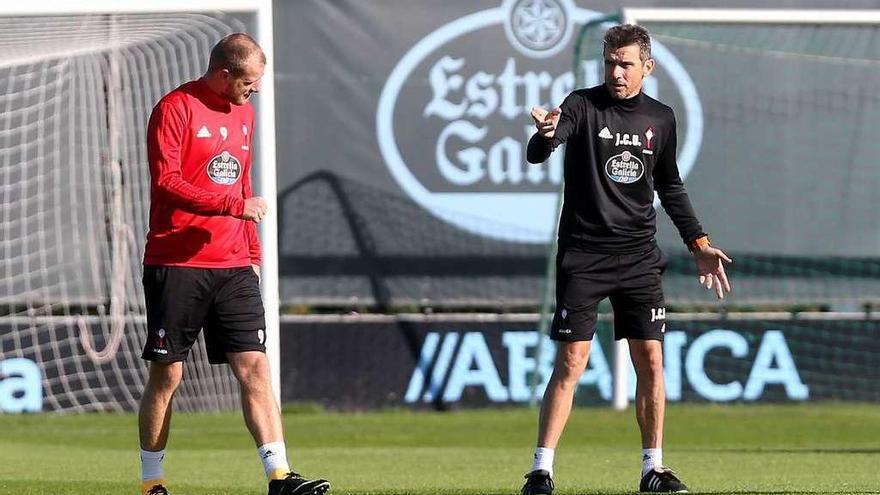 Juan Carlos Unzué se dirige a John Guidetti durante el entrenamiento del pasado jueves. // Marta G. Brea