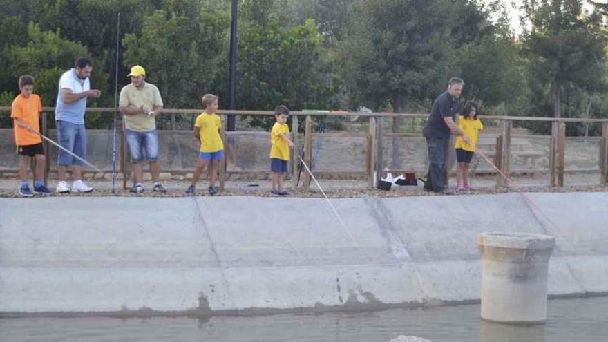 Niños participando en el curso para aprender a pescar, primera actividad que se desarrolla en el Prado de las Pavas.