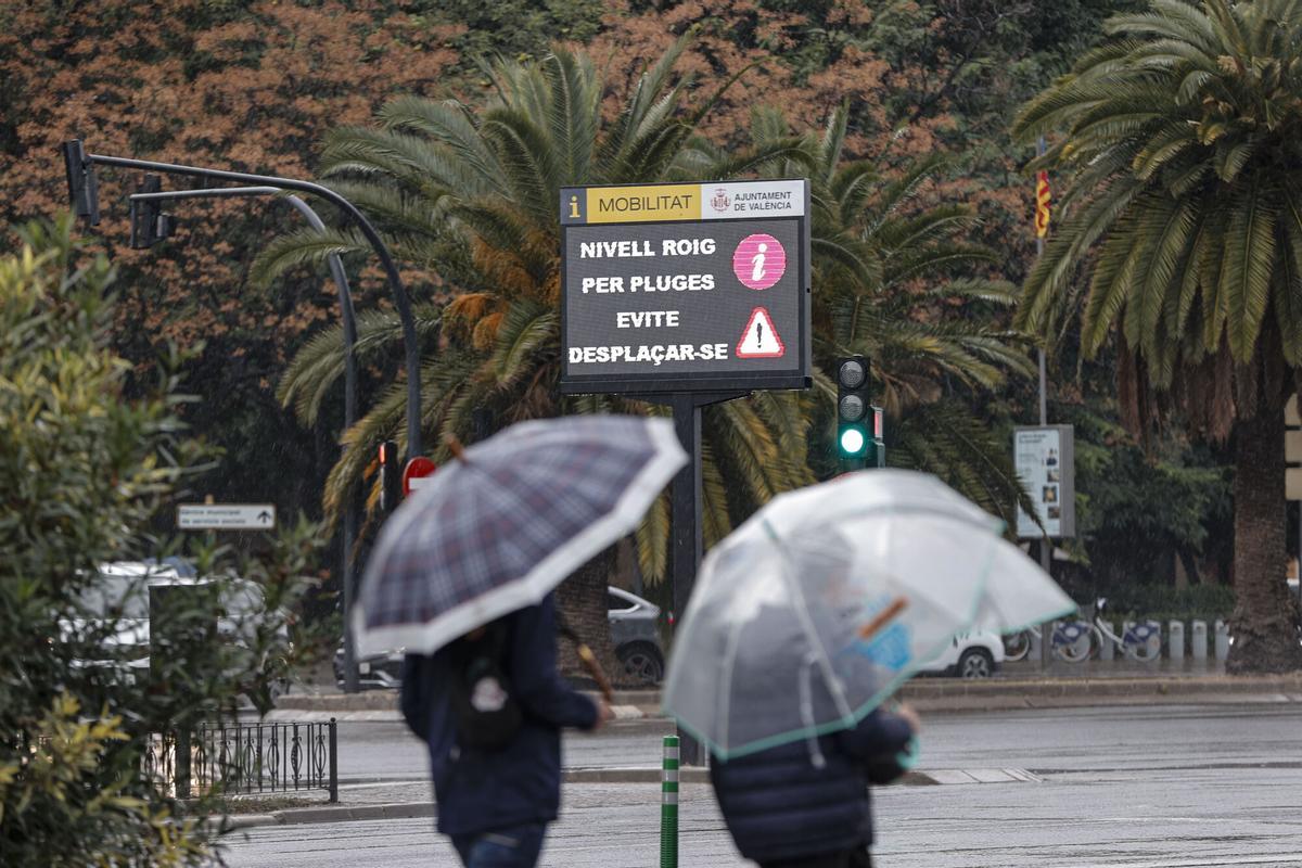 Una pantalla avisa del nivel rojo por las tormentas en València.