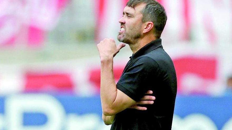 Eduardo Coudet observa un partido del Internacional contra el Coritiba. |  // DIEGO VARA