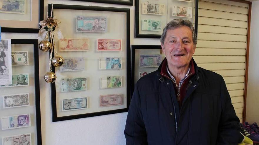 Pocholo González junto a varios de sus billetes.