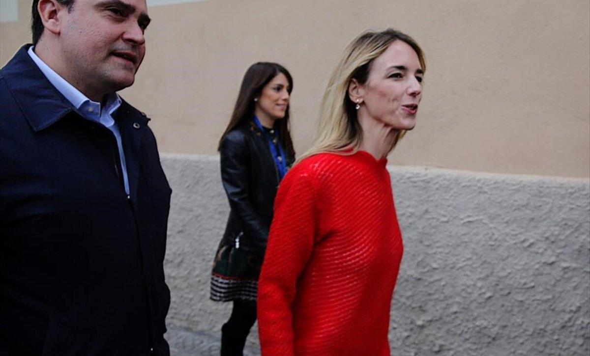 Cayetana Álvarez de Toledo llega al colegio electoral para votar.