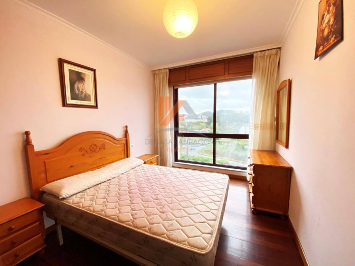 Una de las habitaciones del piso a la venta en Conxo