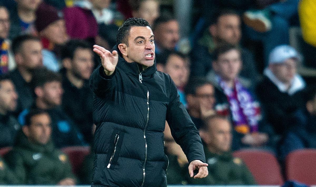 Xavi da instrucciones a sus jugadores en la primera parte del Barça-Nápoles en Montjuïc.