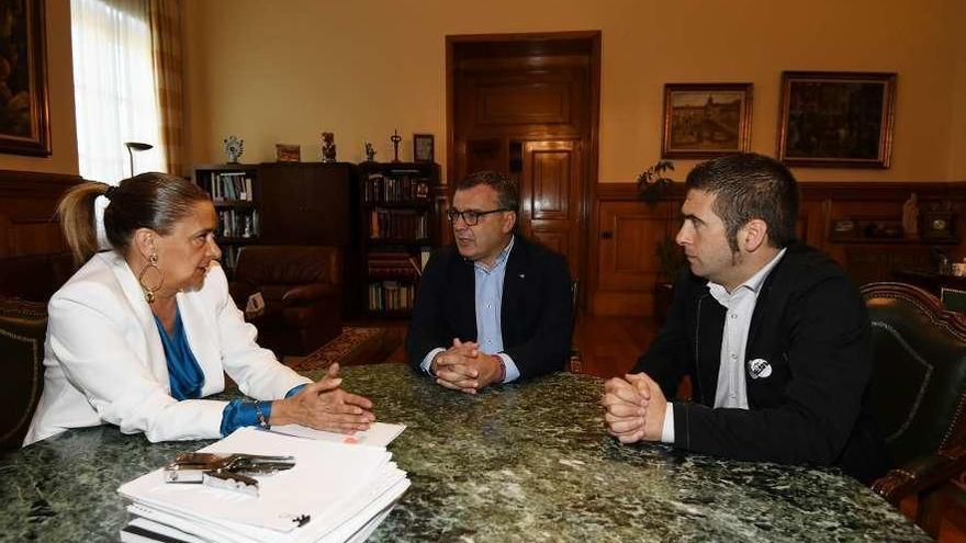 Carmela Silva, José Manuel Rey y Xosé Leal, ayer, reunidos en la Diputación. // Gustavo Santos