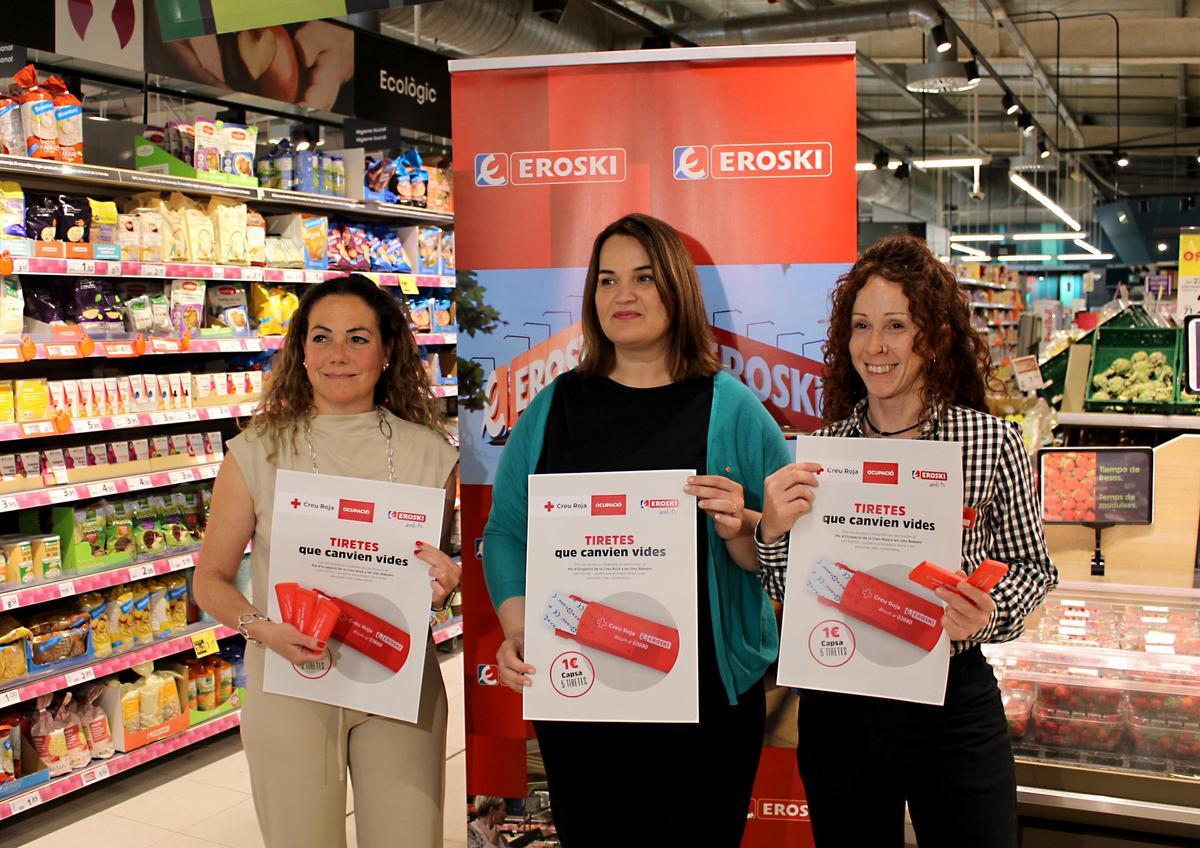 La campaña consiste en ofrecer a los clientes de EROSKI una caja con cinco tiritas a cambio de un donativo de un euro.