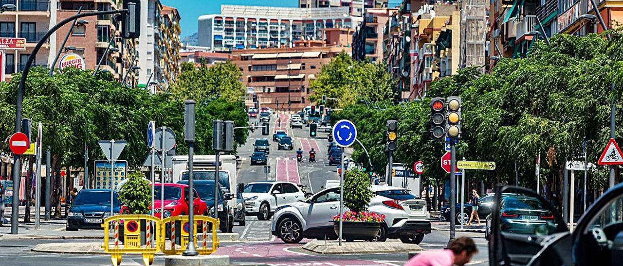 La avenida Jaime I de Benidorm en julio con vehículos.