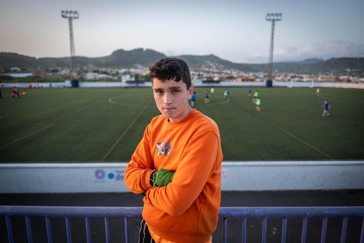Roman Cruz en las gradas del campo de fútbol Juan Manuel Mesa