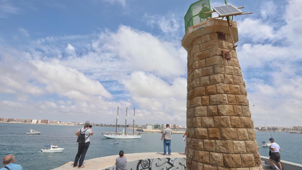 Судно «Паскуаль Флорес» направляется в устье порта Торревьеха в 2021 году, когда оно начало плавание, после более десяти лет простоя в доке без использования.