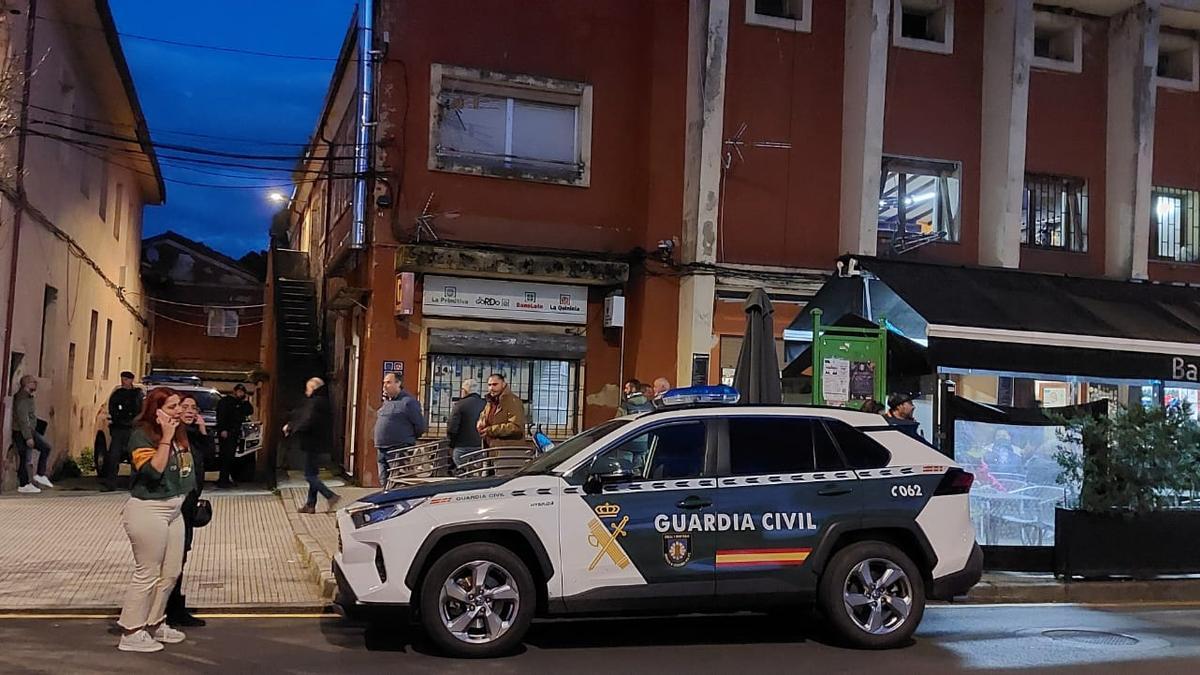 VIDEO: Así fue la detención del hombre que robó e hirió en el cuello con una navaja a un taxista en Gijón