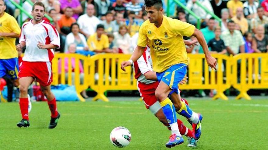 Víctor Machín Pérez &#039;Vitolo&#039; controla el esférico en Tunte, en 2011.