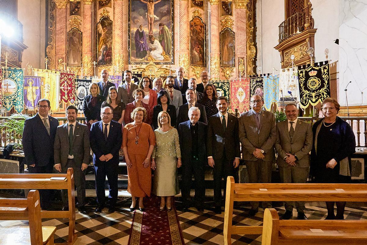 JUNTA MAJOR DE GERMANDATS DE LA SETMANA SANTA DE GANDIA 2025, amb la pregonera, AMPARO ESTELLÉS, la padrina, JUANA ROMERO, l’abat ANGEL SANEUGENIO, l’Alcalde JOSE MANUEL PRIETO i el regidor delegat en la Setmana Santa, MIGUEL ANGEL PICORNELL