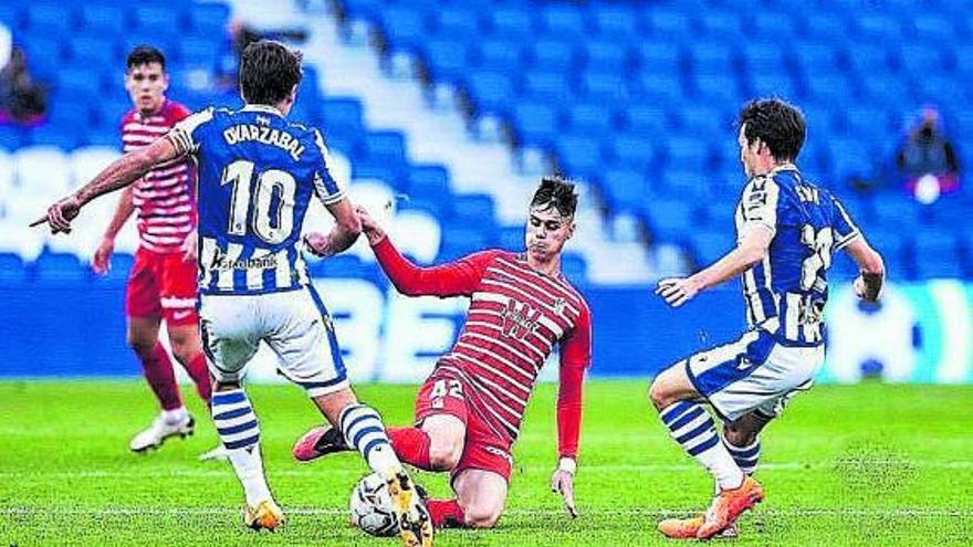 Sergio Barcia, en el suelo, el día que debutó con el Granada en Primera División. |  // FDV