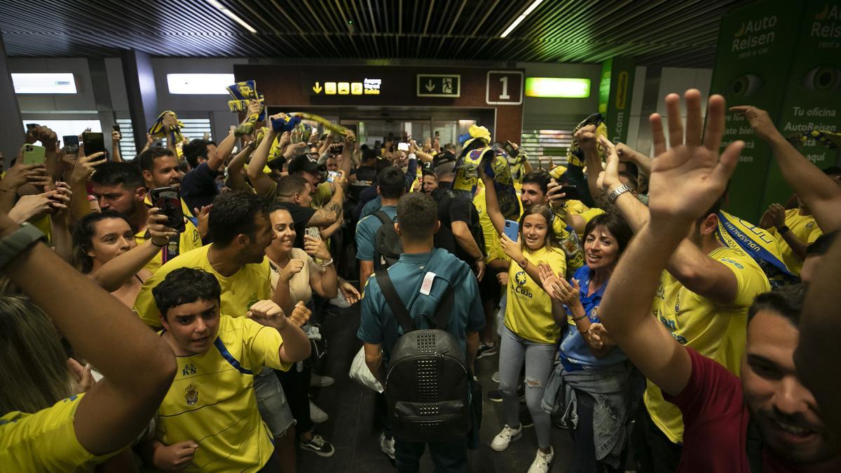 Recibimiento de la afición a la UD Las Palmas en el aeropuerto de Gran Canaria