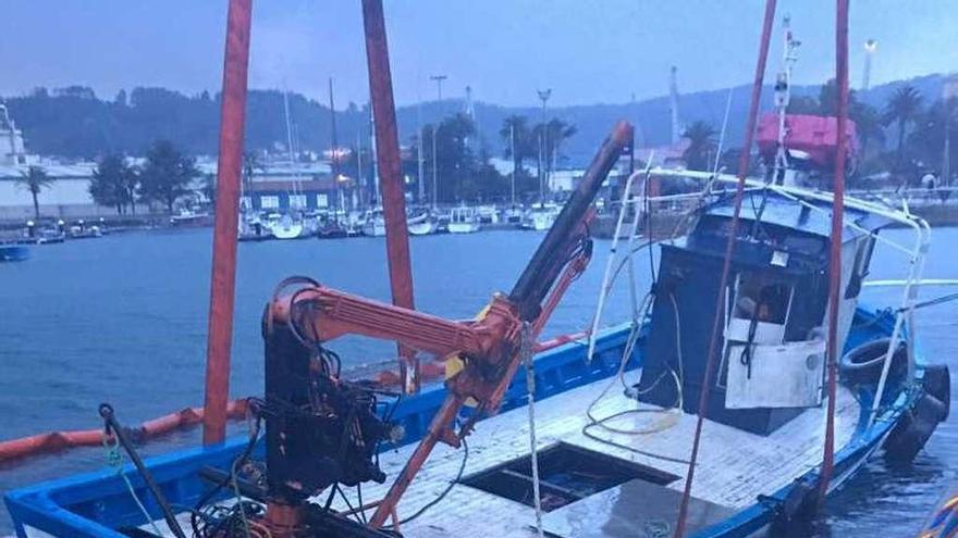 Momento en el que izan un barco para sacarlo del agua y repararlo.