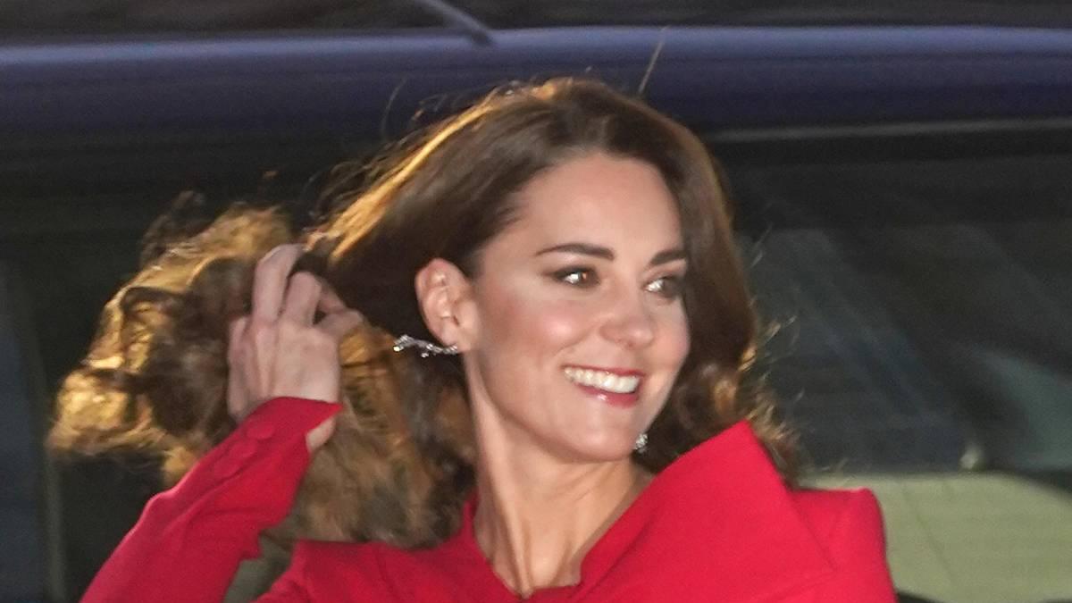 Kate Middleton presume de abrigo rojo con lazo al cuello