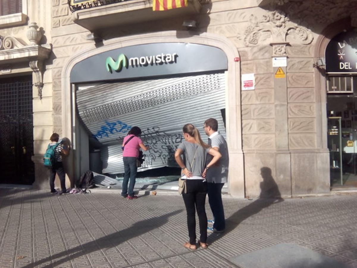 La botiga Movistar de la cantonada passeig de Sant Joan i el carrer del Consell de Cent. La botiga Movistar de la cantonada passeig de Sant Joan i el carrer del Consell de Cent.