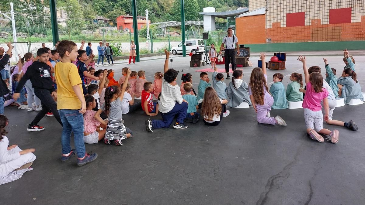 La actuación organizada en el colegio.