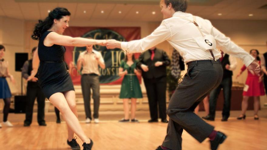 Una pareja practica esta modalidad de baile.