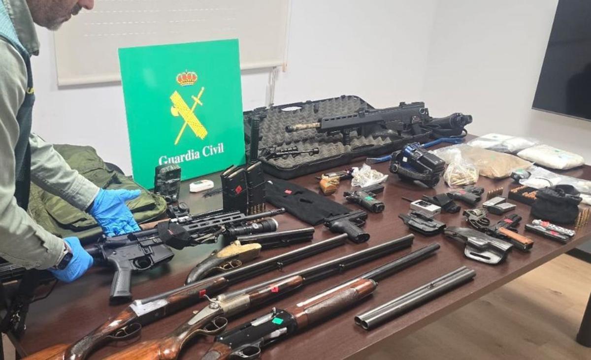 Armas, drogas y dispositivos de frecuencia incautados. | GC