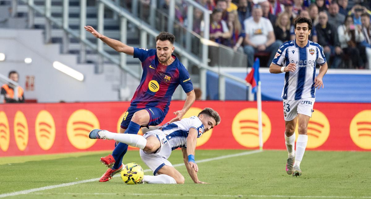Romero derriba a Eric en la banda durante el partido de liga entre el FC Barcelona y el Levante.