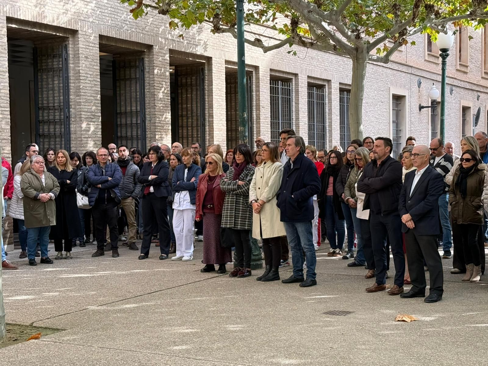 En imágenes | Minuto de silencio en memoria de Eugenia, la última víctima de la violencia machista en Aragón