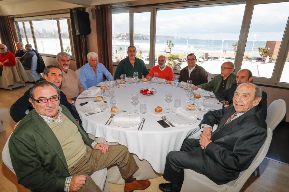 Homenaje a los socios que cumplen 50 años en el Sporting