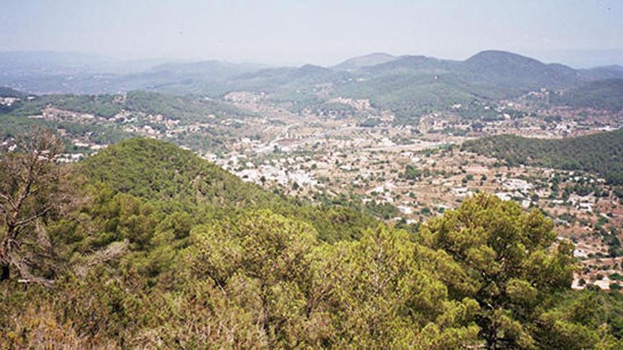 Vista de Sant Josep desde la subida a sa Talaia.