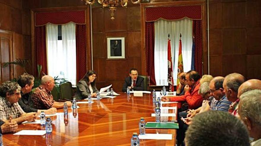 Un momento de la reunión con alcaldes del Consejo Comarcal de Toro en la Subdelegación del Gobierno.