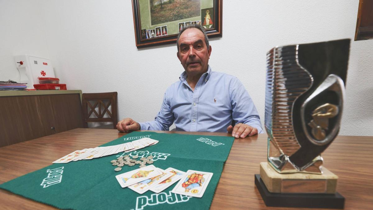 Rafael Luna, junto a su último trofeo en su portería de Salinas.