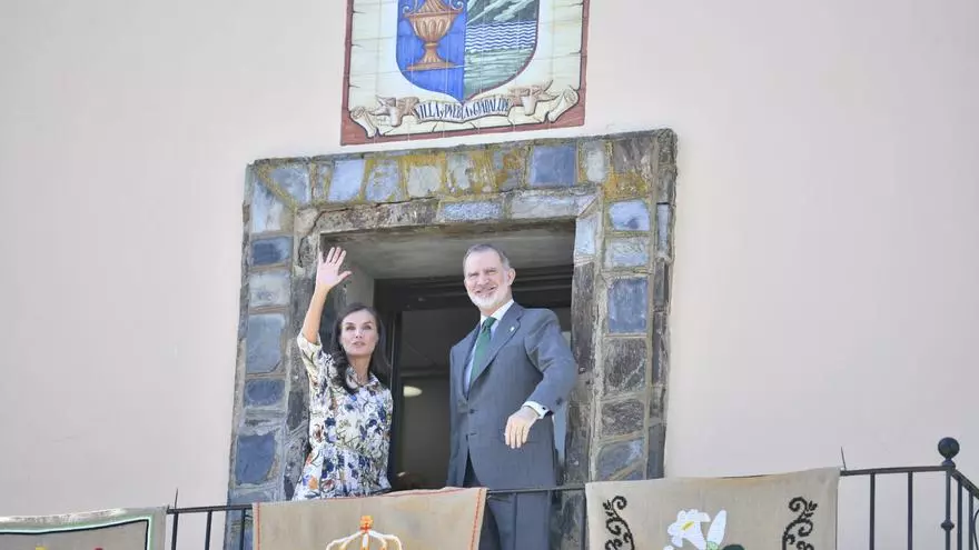 Los reyes saludan desde el balcón del ayuntamiento de Guadalupe