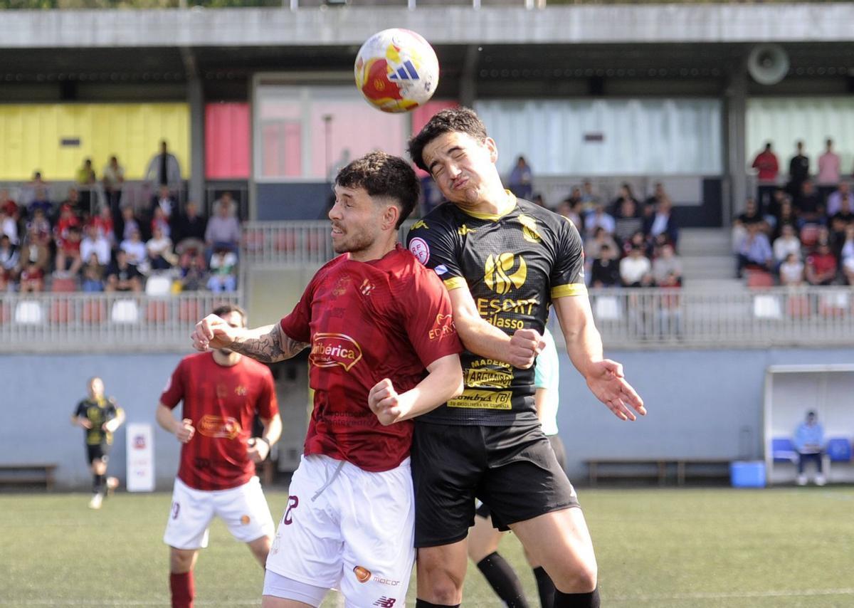 Miguel pelea por un balón aéreo con un jugador del Viveiro. | BERNABÉ/JAVIER LALÍN