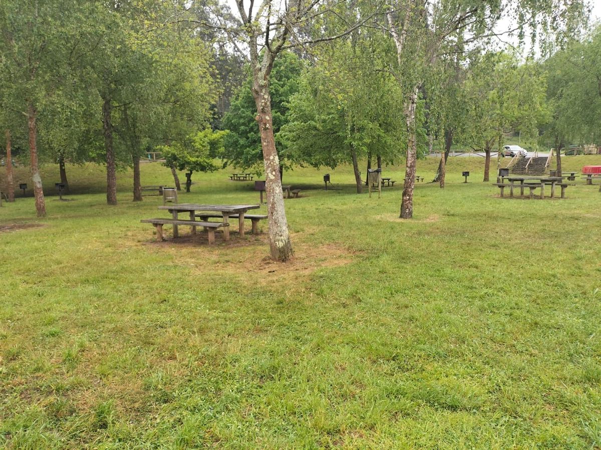 El área recreativa de Gabitos, este viernes tras el trabajo del servicio de limpieza municipal.