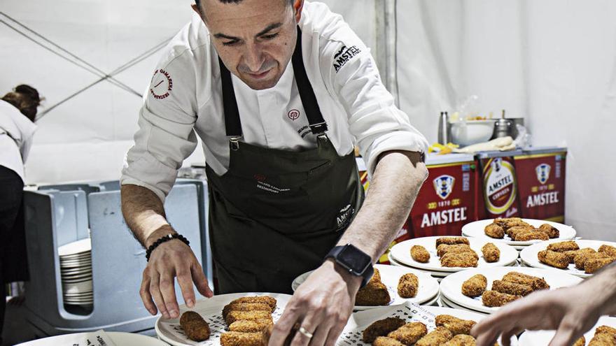 Ricard Camarena prepara la cena de la plantà de la falla Reino de Valencia- San Valero