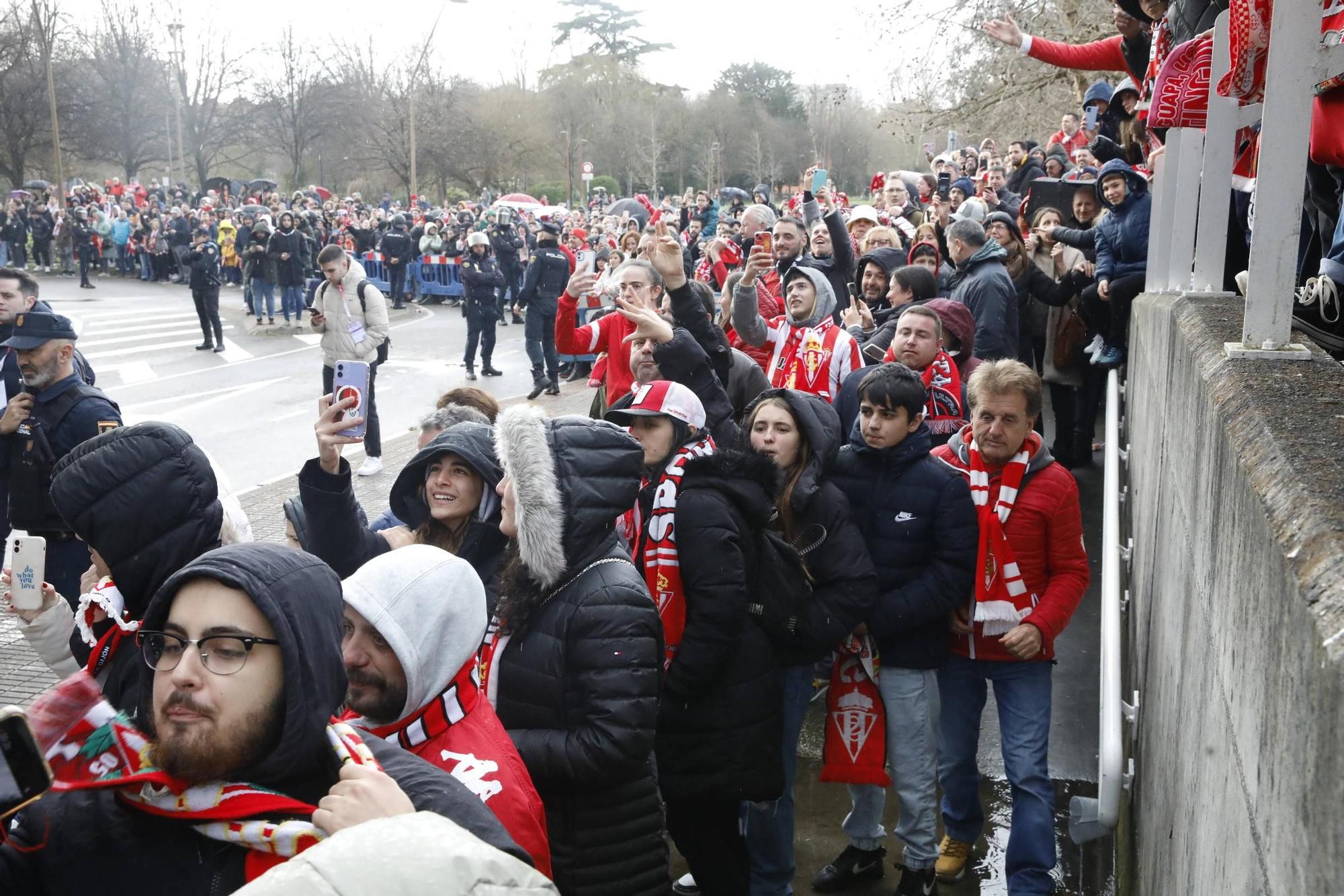 La afición del derbi asturiano en imágenes