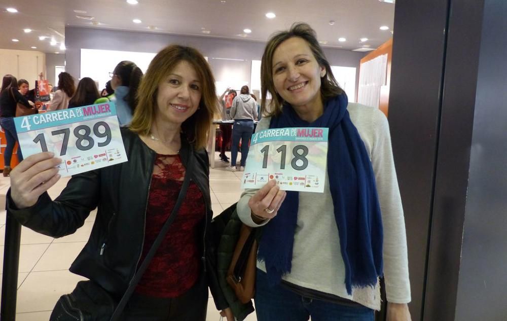 Recogida de dorsales en el Thader para la IV Carrera de la Mujer (Tarde)