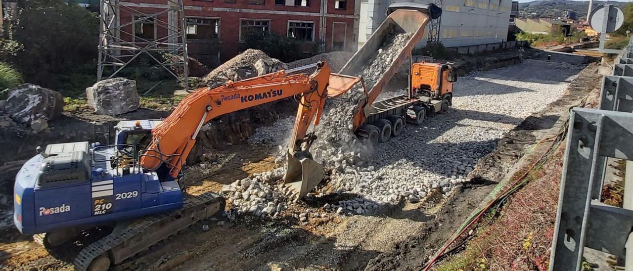 Máquinas trabajando en la adecuación del terreno a la altura del barrio de Vega, en La Felguera.