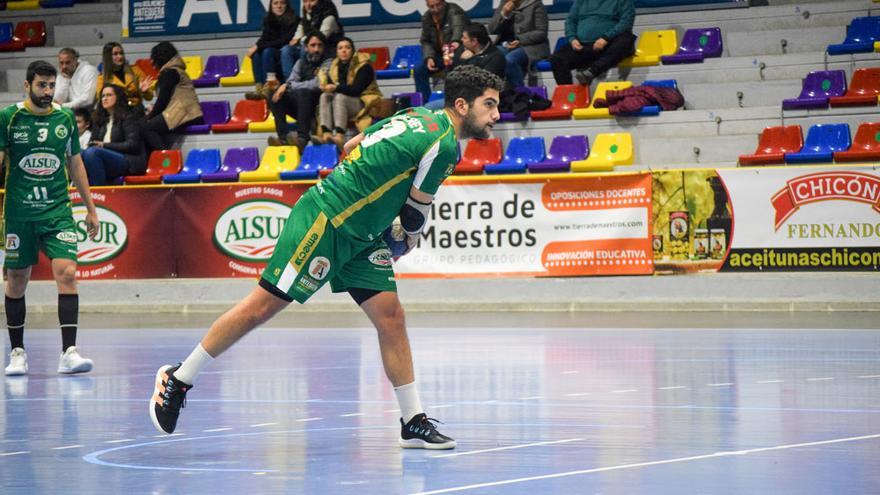 Jugador del Conservas Alsur Antequera, durante un penalti.